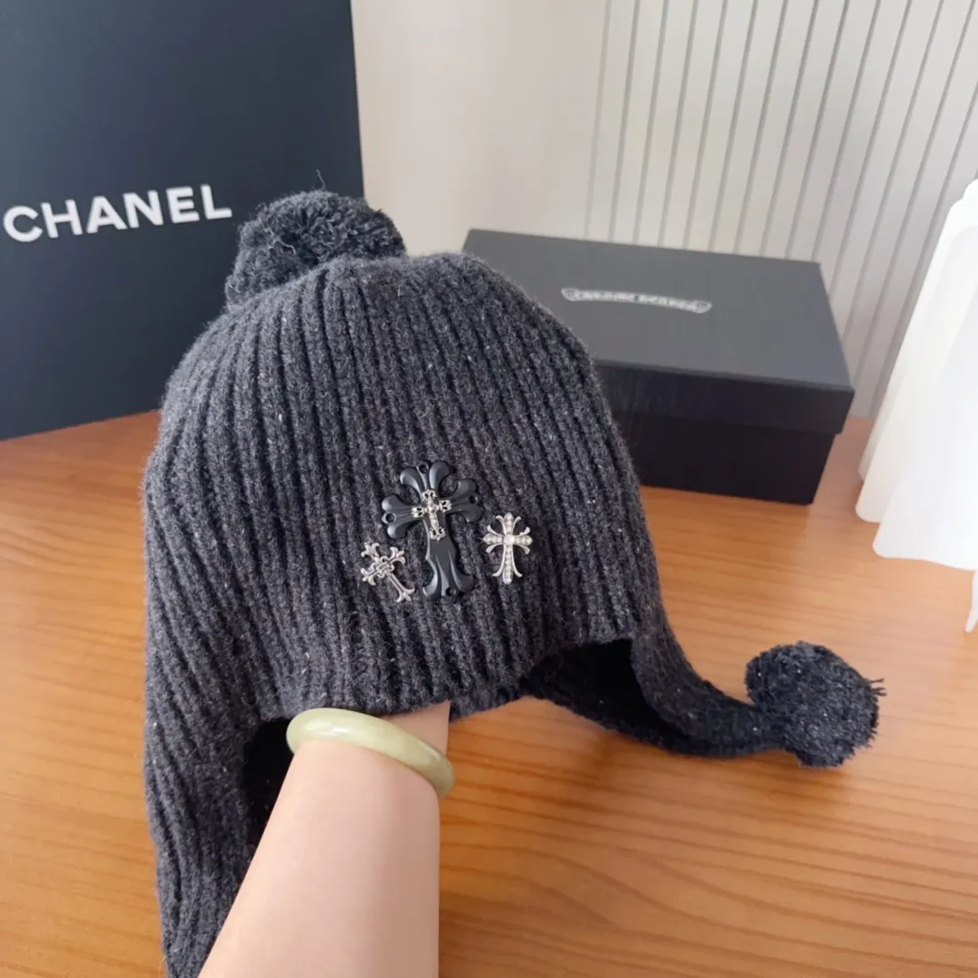 💰110 Crow Heart Autumn and Winter Wool Knitted Beanie This must be a favorite of minimalism. It is clean, neat, fashionable and versatile, and will definitely not be picky about your face shape! A fashionable classic that lasts forever! Fashionable black and white can be purchased together!